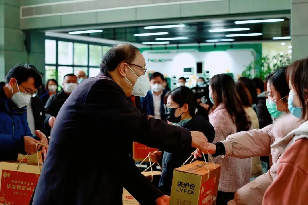 全国总工会党组成员、经费审查委员会主任李晓钟一行莅临利博官网股份文旅板块温暖慰问